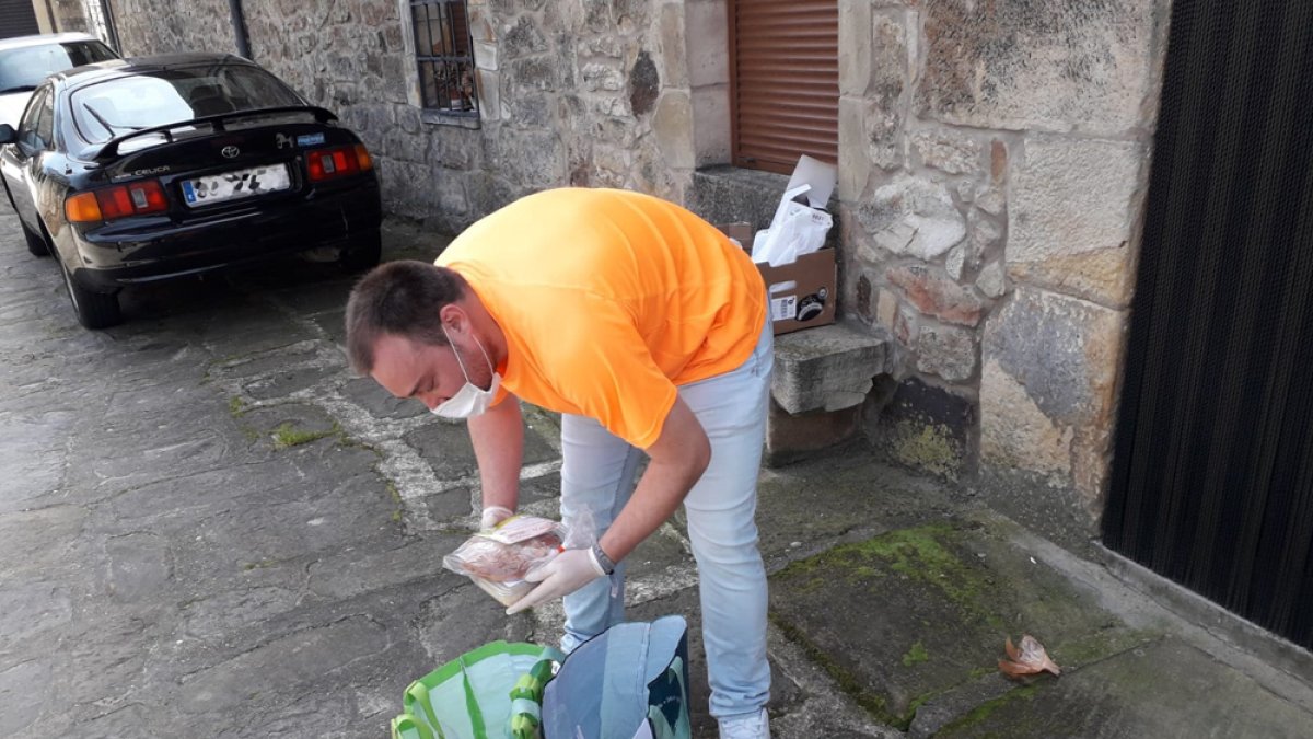 Reparto del vermut para los vecinos, cortesía del Ayuntamiento de Salduero.-R.F.