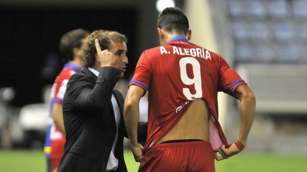 Jagoba arrasate da indicaciones a Alex Alegría en un partido de esta primera vuelta liguera.-Diego Mayor