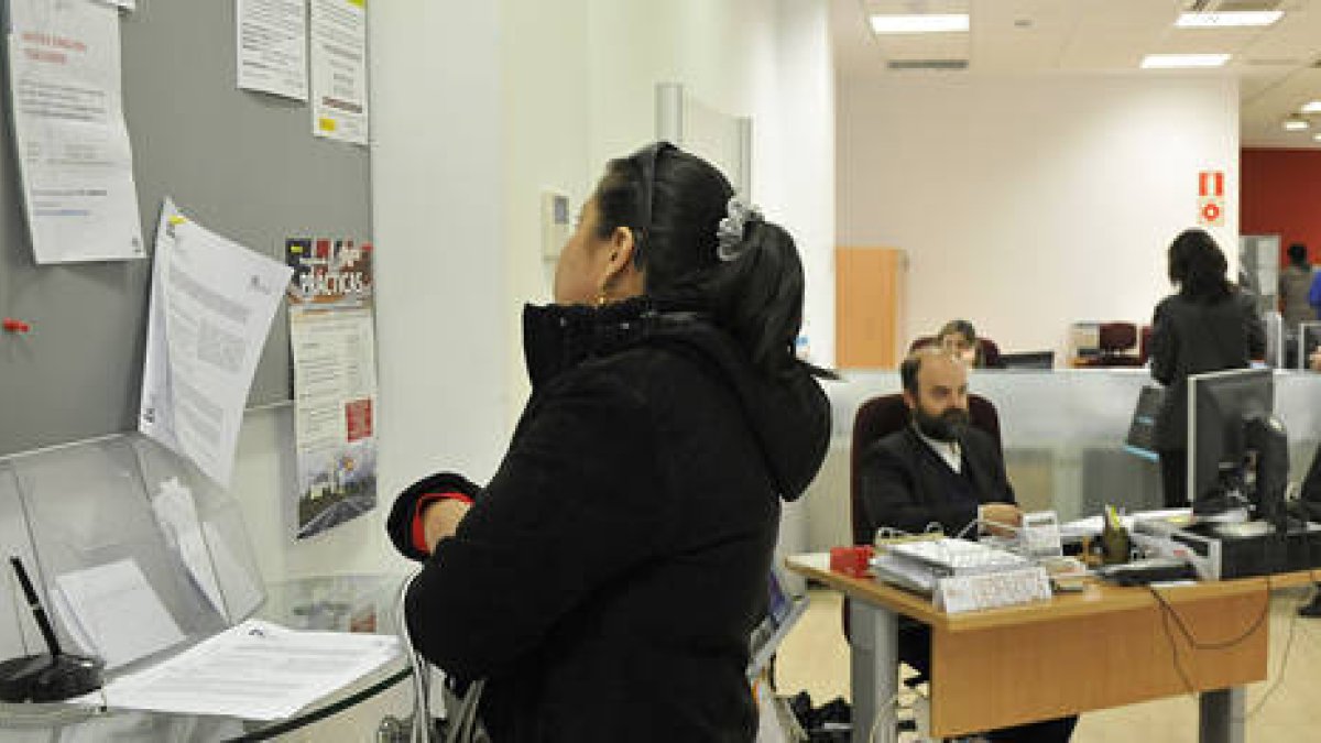Oficina del paro en la capital . -
