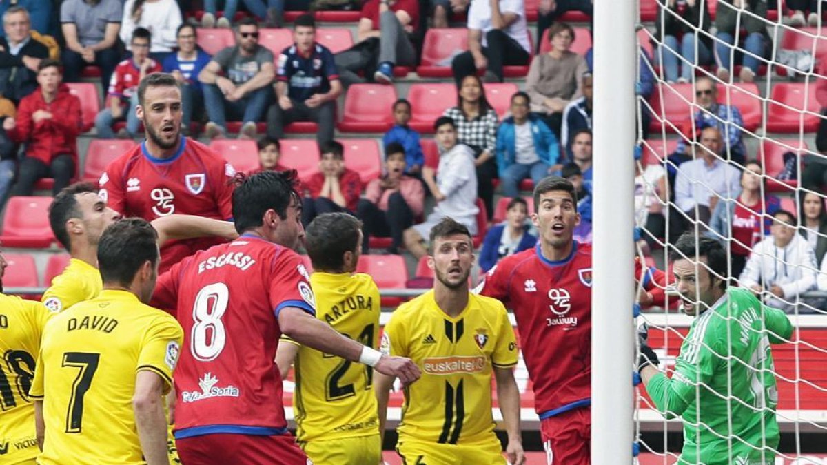 Higinio marca el gol del empate ante el Osasuna el pasado domingo.-MARIO TEJEDOR