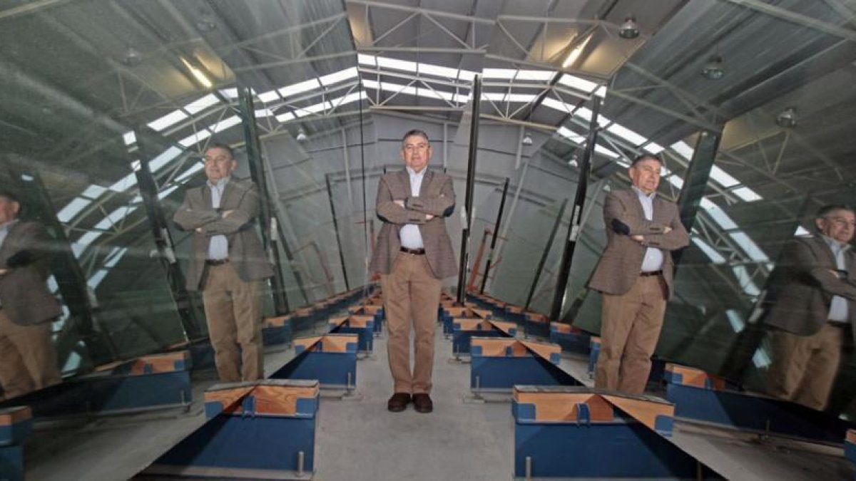 Felipe Parra, ayer, en la fábrica de Navalcaballo.-MARIO TEJEDOR