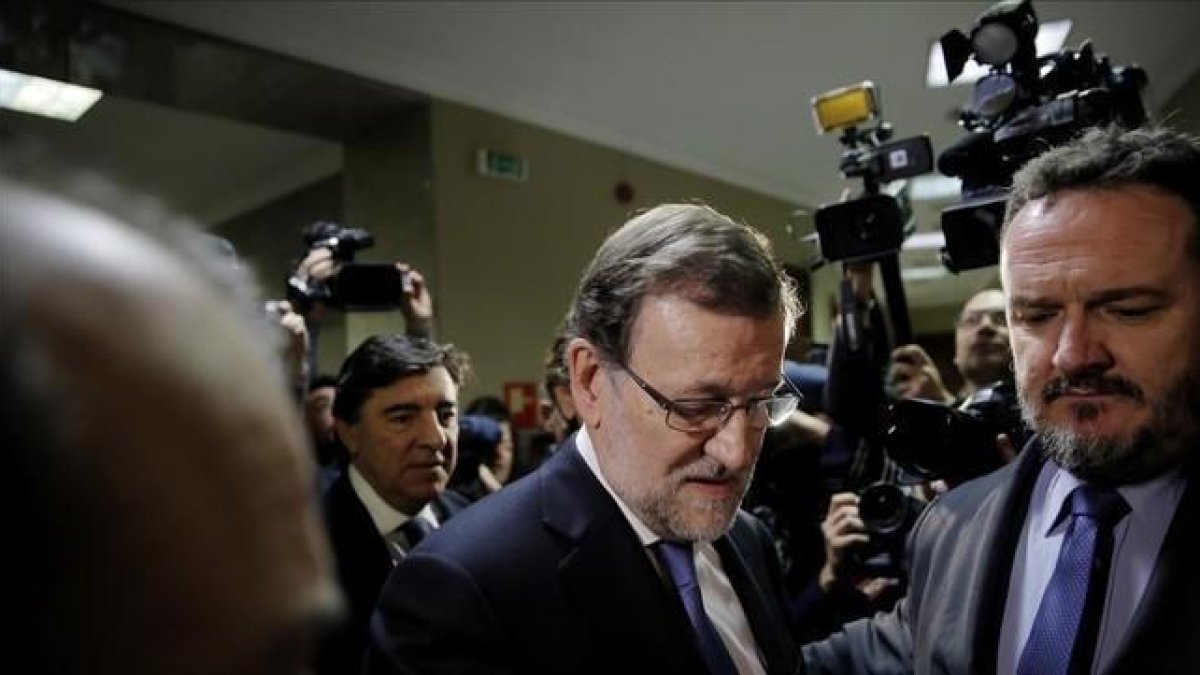 El presidente del Gobierno en funciones, Mariano Rajoy, al recoger su acta el en Congreso.-JOSÉ LUIS ROCA