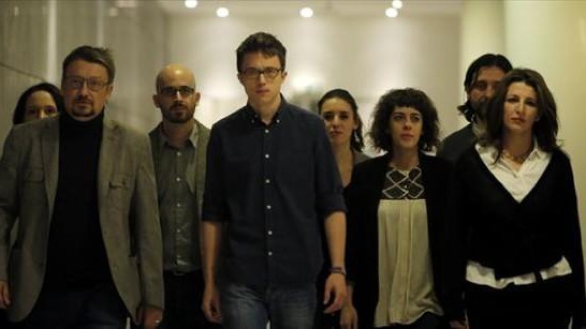 Xavier Domènech (En Comú Podem) e Íñigo Errejón, con otros miembros del equipo negociador de Podemos.-JOSÉ LUIS ROCA
