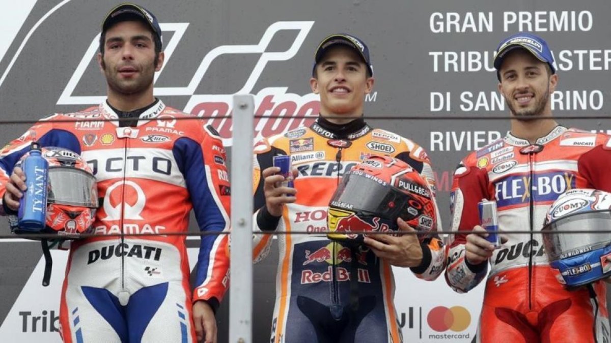 Danilo Petrucci, Marc Márquez y Andrea Dovizioso, en el podio del GP de San Marino, en Misano-AP / ANTONIO CALANNI