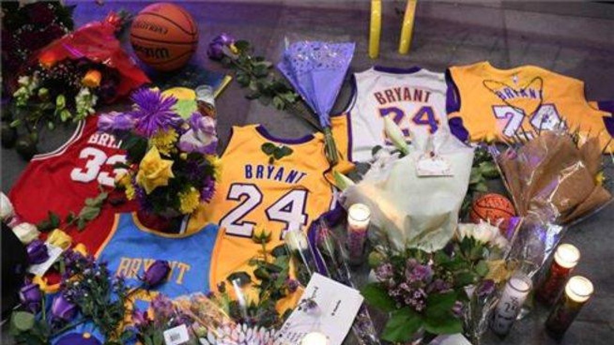 Homenaje a Kobe Bryant en las inmediaciones del Staples Center, casa de los Lakers.-ROBYN BECK/ AFP