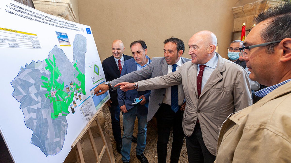 El consejero Carnero y el alcalde Raúl Lozano durante la presentación del proyecto hace unos meses. MARIO TEJEDOR