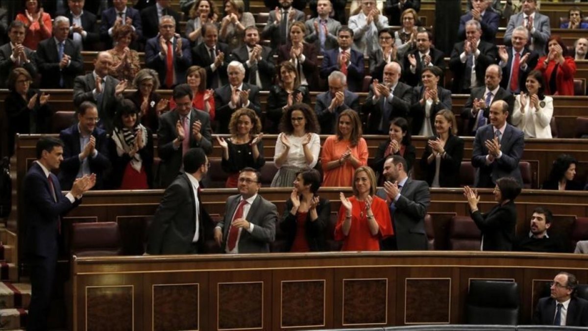 Los diputados socialistas aplauden en la fallida sesión de investidura de Pedro Sánchez, en marzo del 2016.-JOSÉ LUIS ROCA