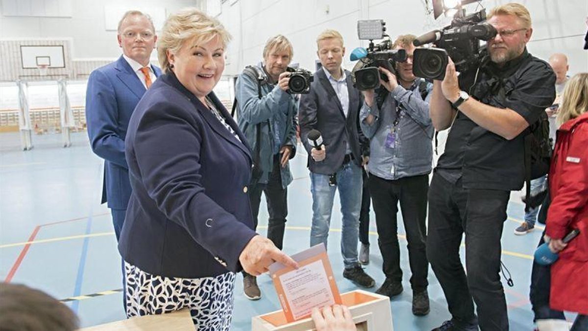 La primera ministra noruega, Erna Solberg, ejerce su derecho al voto en un colegio electoral.-MARIT HOMMEDAL/EFE