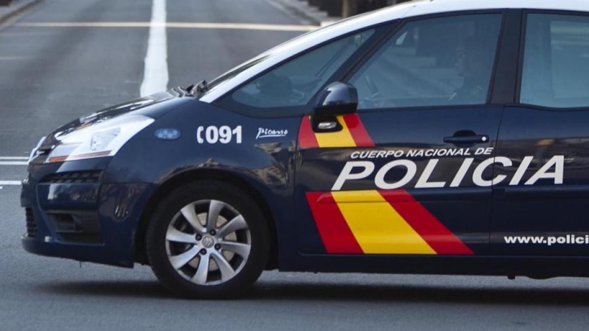 Foto de recurso de un vehículo de la Policía Nacional. /-PERIODICO (FERRAN NADEU)