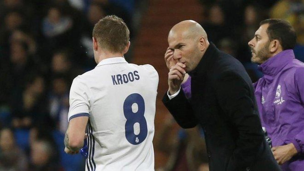 Zidane le da indicaciones a Toni Kroos en un partido ante Las Palmas.-