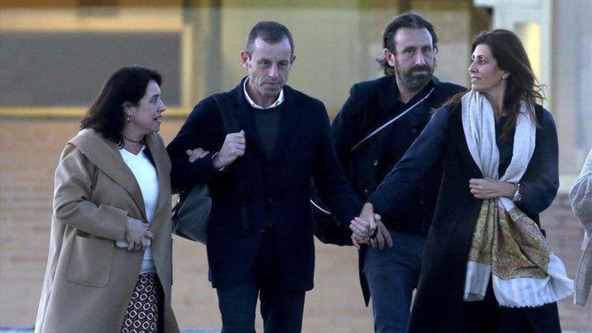 La imagen de la salida de Rosell de Soto del Real.-DAVID CASTRO