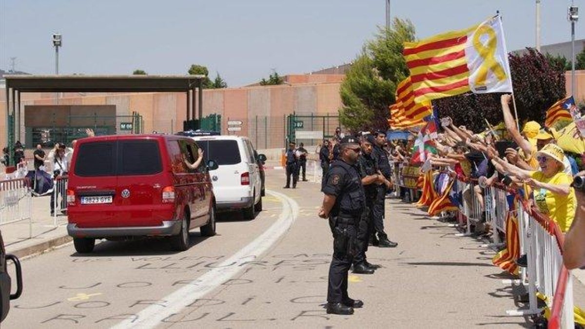 Un grupo de manifestantes, a la llegada de los políticos presos a la cárcel de Lledoners, el pasado 26 de junio.-MARC VILA