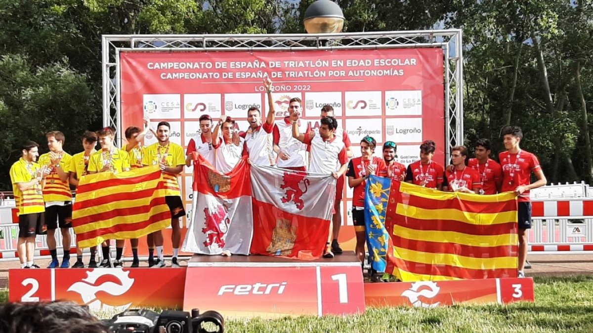 El equipo de Castilla y León en lo más alto del podio. HDS