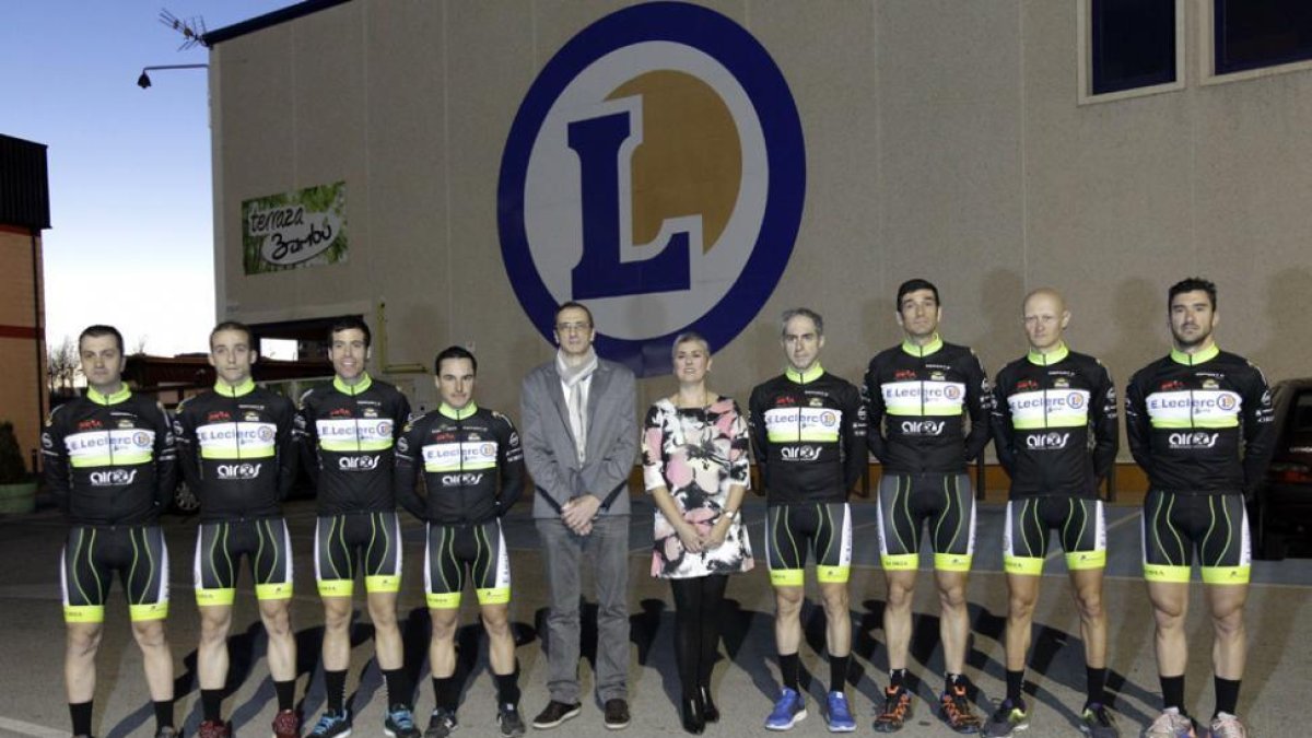 El equipo E.Leclerc Cycling Team junto a Jean Michel Chauvin, presidente ejecutivo de E. Leclerc Soria, Conchi Comas, adjunta a la dirección.-LUIS ÁNGEL TEJEDOR