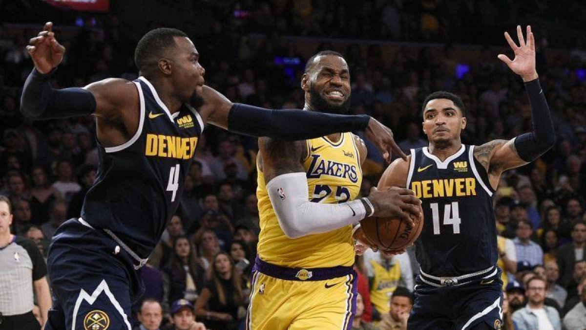 Lebron James protege el balón durante el partido contra los Nuggets de Denver-X02835