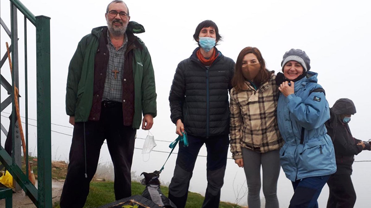 Grupo de participantes a la subida del Pico de San Cristóbal en San Leonardo. -HDS