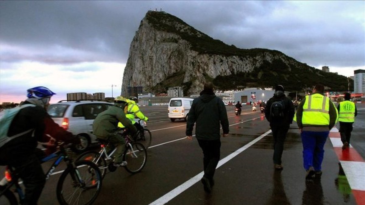 Paso fronterizo de Gibraltar.-EFE / A. CARRASCO RAGEL