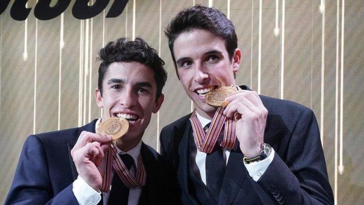 Marc y Álex Márquez muestran las medallas de campeones del mundo de MotoGP y Moto2, en la fiesta de fin de Mundial de ayer en Valencia.-ALEJANDRO CERESUELA
