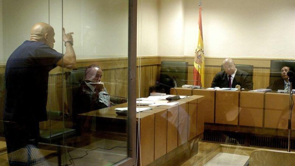 El 7 de septiembre de 2006, durante un juicio por haber amenazado de muerte al juez Baltasar Garzón, el etarra Ignacio Bilbao amenazó con pegarle siete tiros y arrancarle la piel al presidente del tribunal que lo juzgaba, Alfonso Guevara.-EMILIO NARANJO