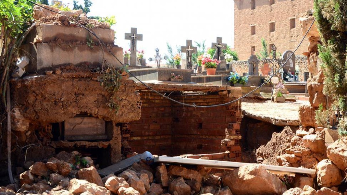 Muro destrozado por la riada de agua en el cementerio de Santa María de Huerta.-ÁLVARO MARTÍNEZ