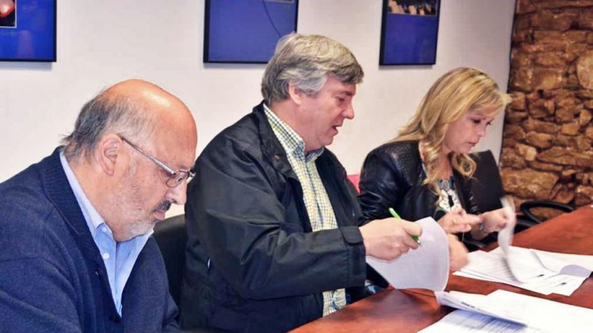 Amancio Martínez, Paulino Herrero y Ana Bárcena firmando ayer en la sede de Asopiva-R.F.