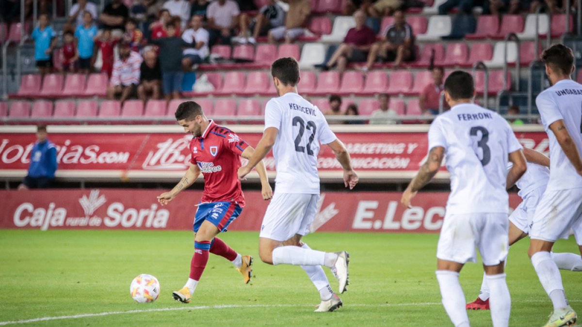 Amorrortu en el partido ante el Intercity de la primera jornada. MARIO TEJEDOR