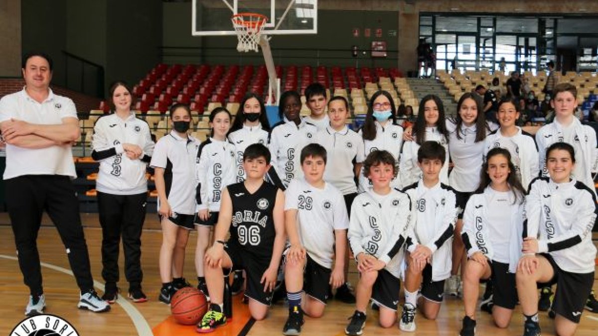 Los dos equipos preinfantiles de CSB que compitieron en Carbajosa de la Sagrada (Salamanca). HDS
