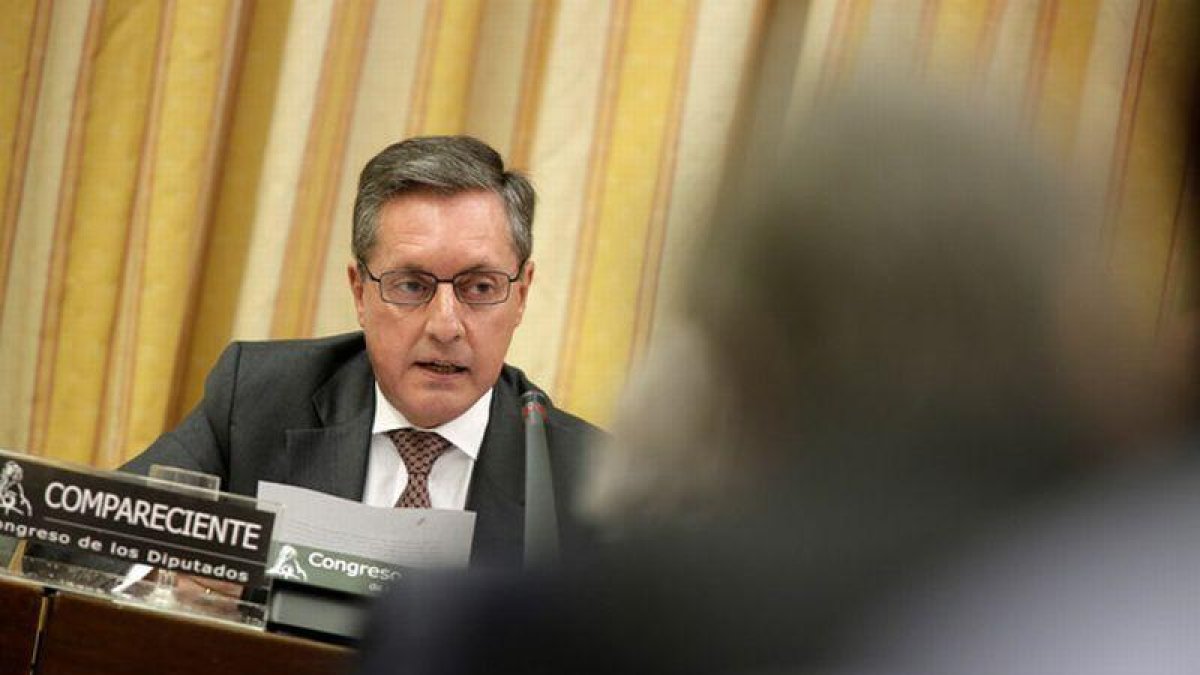 Santiago Menéndez, director general de la Agencia Tributaria, durante la comisión de Hacienda en el Congreso, el pasado mes de abril.-JOSÉ LUIS ROCA