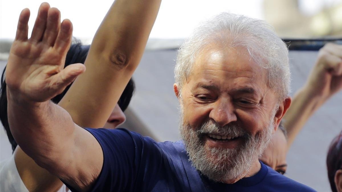 Lula saluda a sus seguidores frente a la sede del sindicato metalúrgico-NELSON ANTOINE