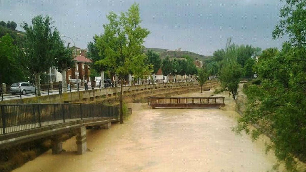 El Jalón, desbordado a su paso por Arcos durante la tormenta del 10 de julio de este año. / AYUNTAMIENTO DE ARCOS-