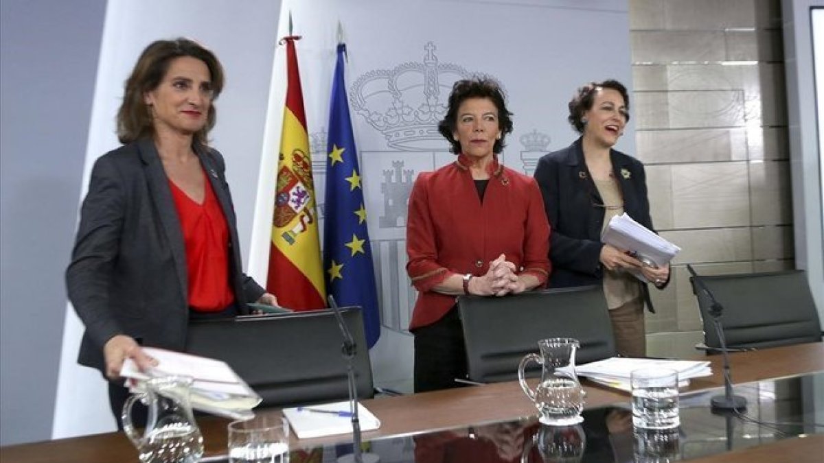 Rueda de prensa posterior a la reunión del Consejo de Ministros de la Ministra Portavoz Isabel Celaá y las ministras Magdalena Valerio y Teresa Ribera.-DAVID CASTRO / EL PERIÓDICO