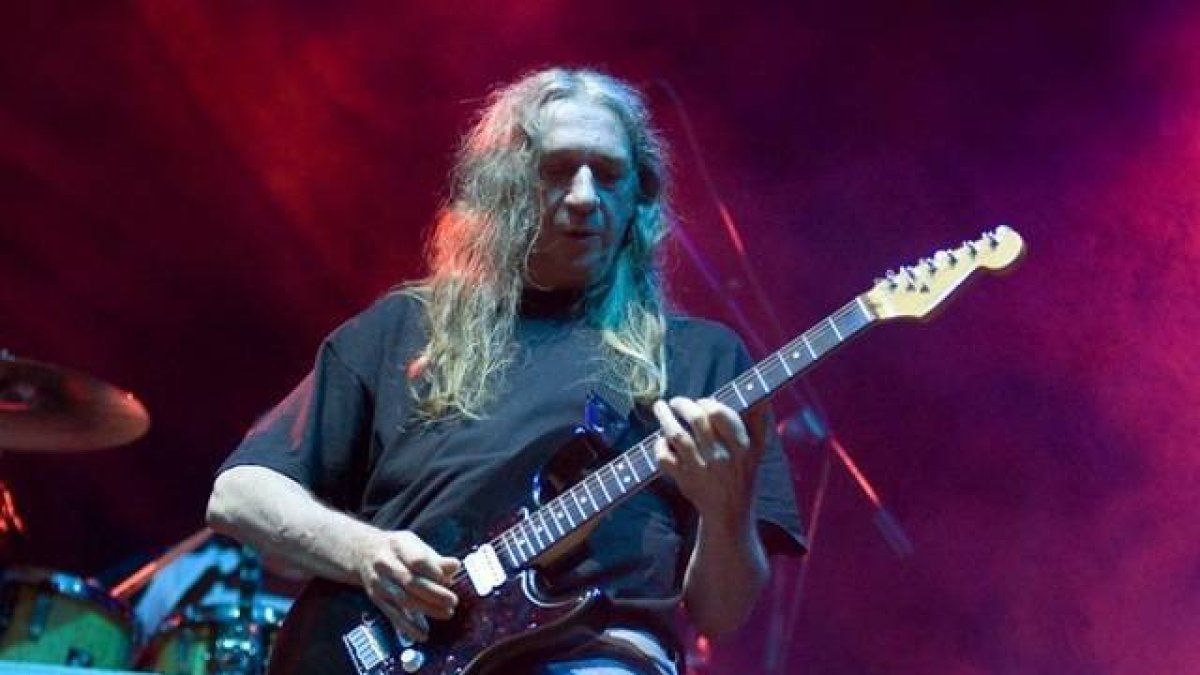 Rosendo en uno de sus conciertos.-