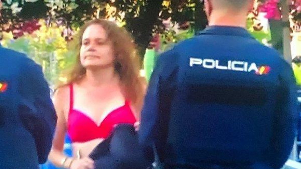 La seguidora y la policía.-TWITTER