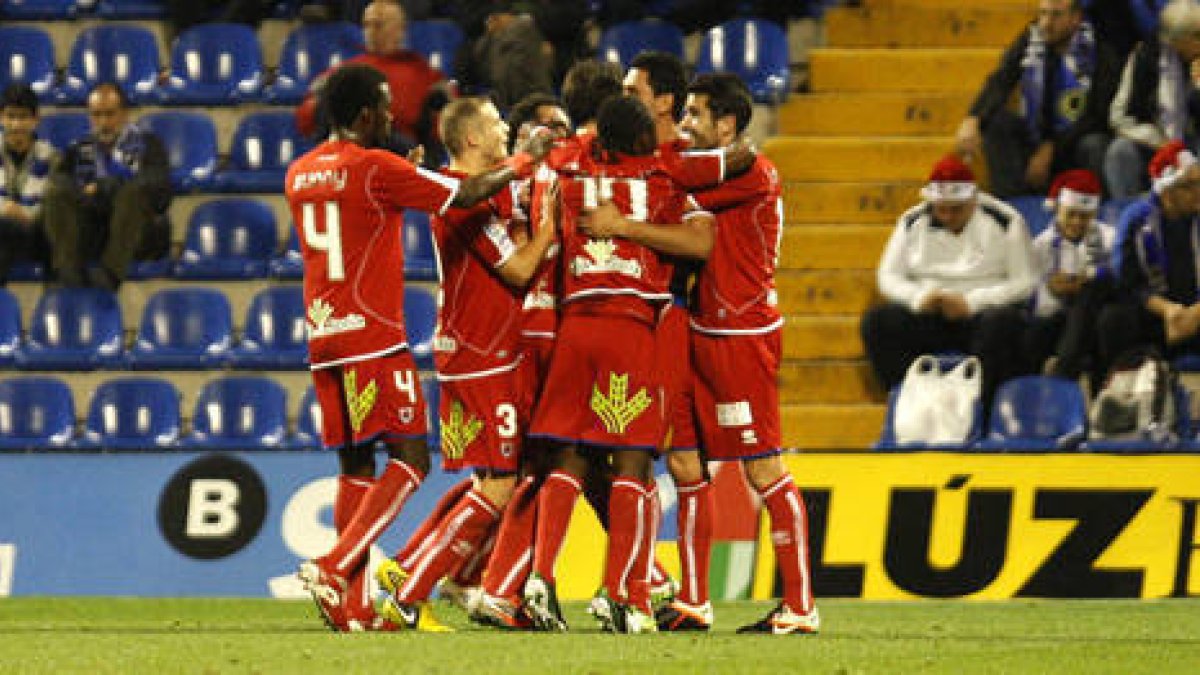 Los jugadores del Numancia celebran uno de los goles anotados ante el Hércules. / ÁREA 11-