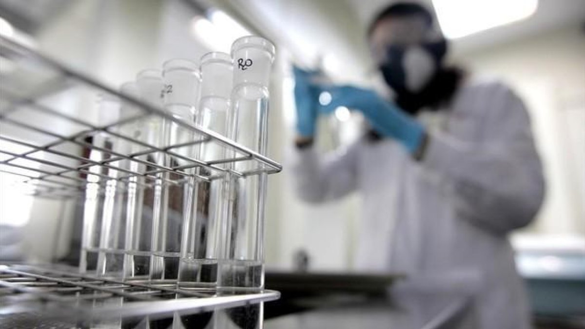 Una química trabaja en el laboratorio antidopaje de Madrid.-