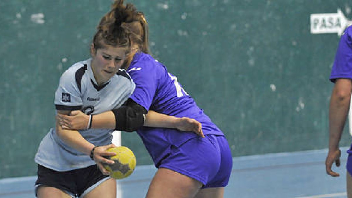 Unas 400 jugadores en 31 equipos han participado en el Torneo de Ágreda de Balonmano. / DIEGO MAYOR-