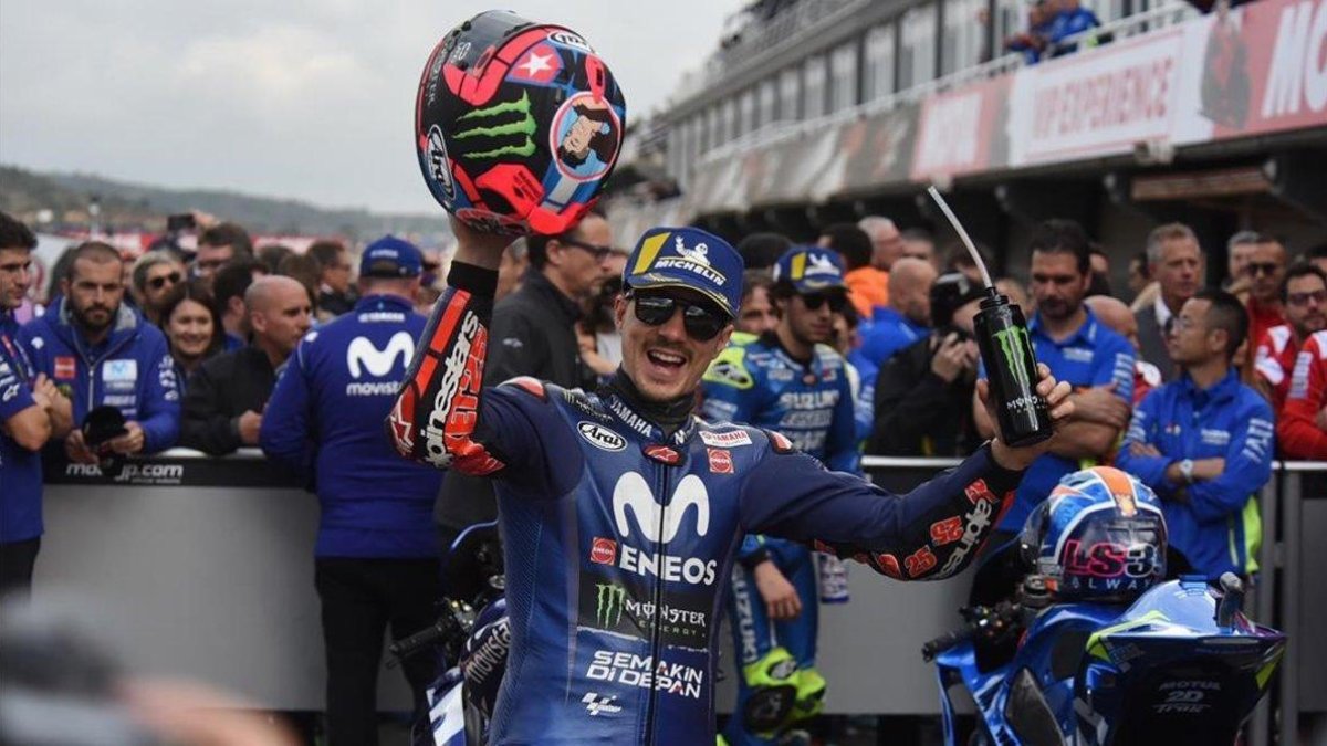 Maevrick Viñales (Yamaha) celebra la pole que ha logrado hoy en Cheste (Valencia)-MIGUEL LORENZO