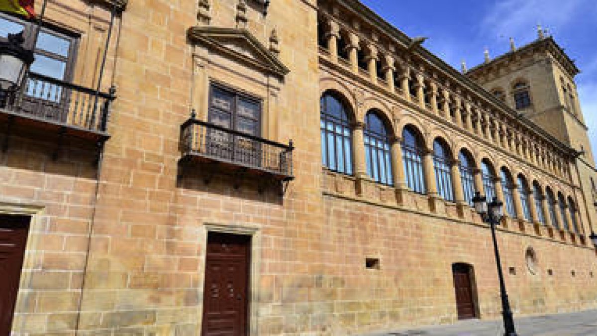 Fachada exterior del Palacio de Justicia. / ÁLVARO MARTÍNEZ-