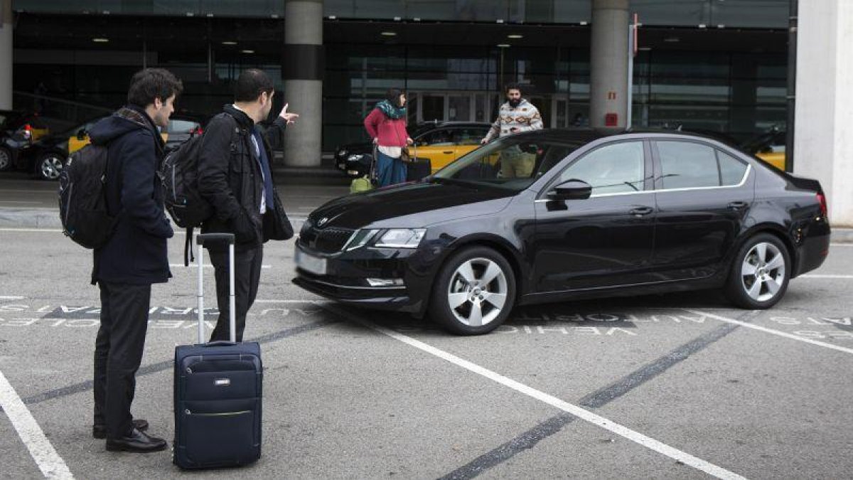 Un coche de Uber en el Aeropuerto de Barcelona-ALBERT BERTRAN