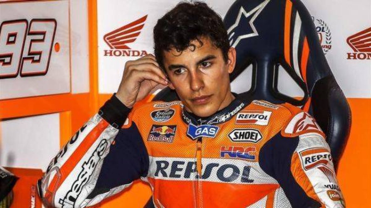 Marc Márquez, de Repsol Honda, descansa en su garaje en la segunda jornada de entrenamientos en Sepang, este martes.-Foto: EFE / AZHAR RAHIM