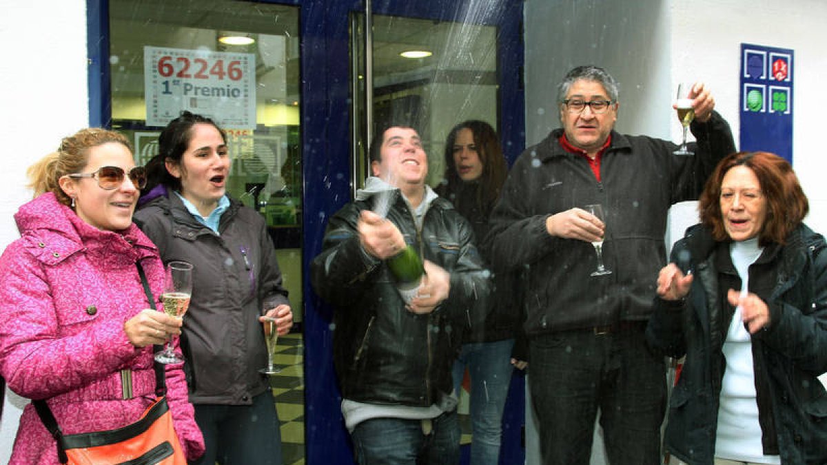 La administración de lotería de la calle Barrio y Mier vende el Gordo. Brágimo / ICAL-
