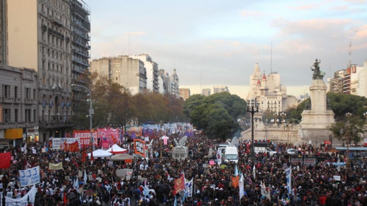 Miles de personas marchan en Buenos Aires para protestar contra la violencia machista al grito de