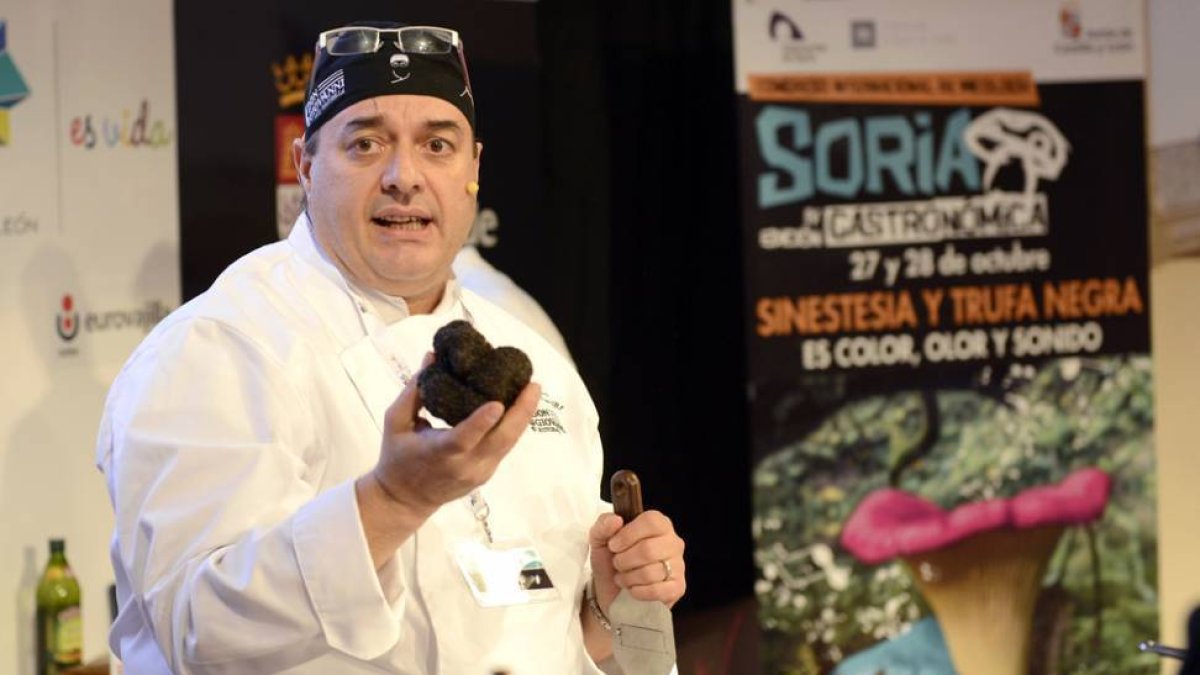 El chef italiano Tumbarello con una trufa negra.-ÁLVARO MARTÍNEZ