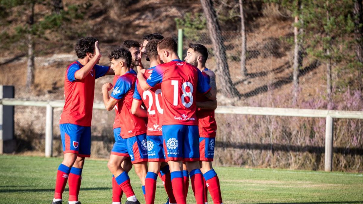Los jugadores numantinos celebran uno de los goles de la pretemporada. GONZALO MONTESEGURO