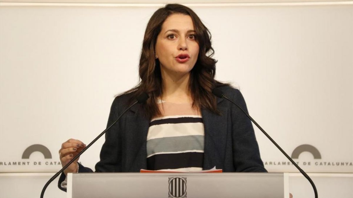 Inés Arrimadas, en una rueda de prensa en el Parlament.-MAR MARTÍ (ACN)