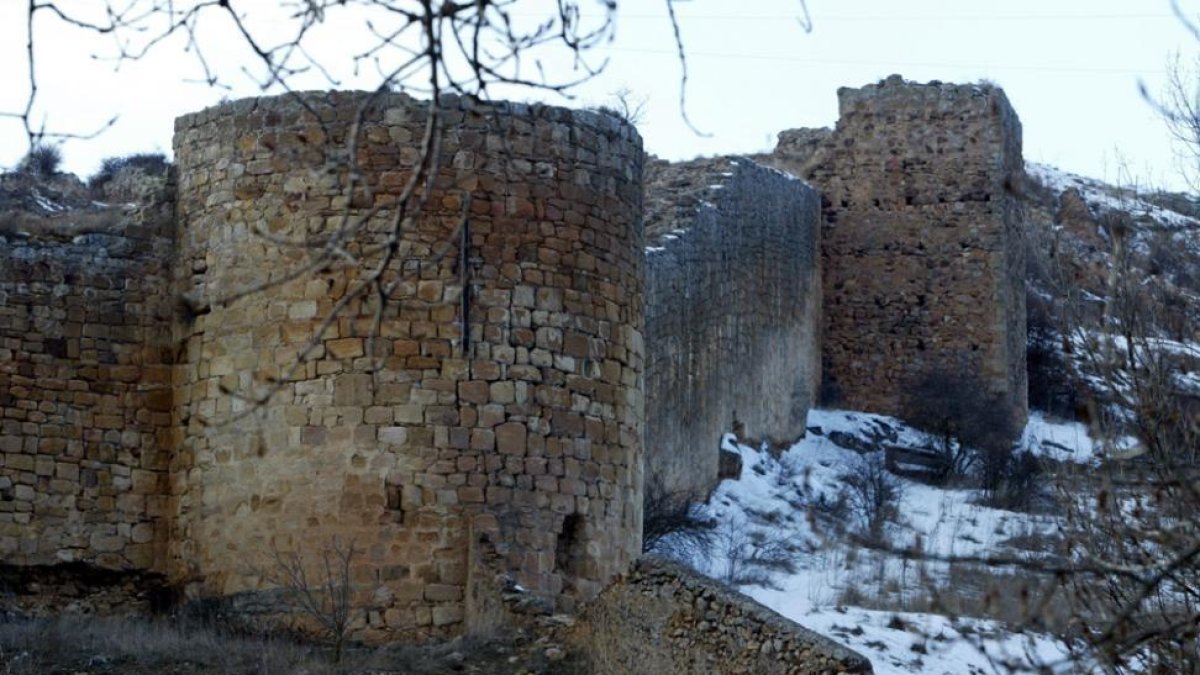 La muralla, en el tramo que sube al Mirón desde las márgenes.-Luis Ángel Tejedor