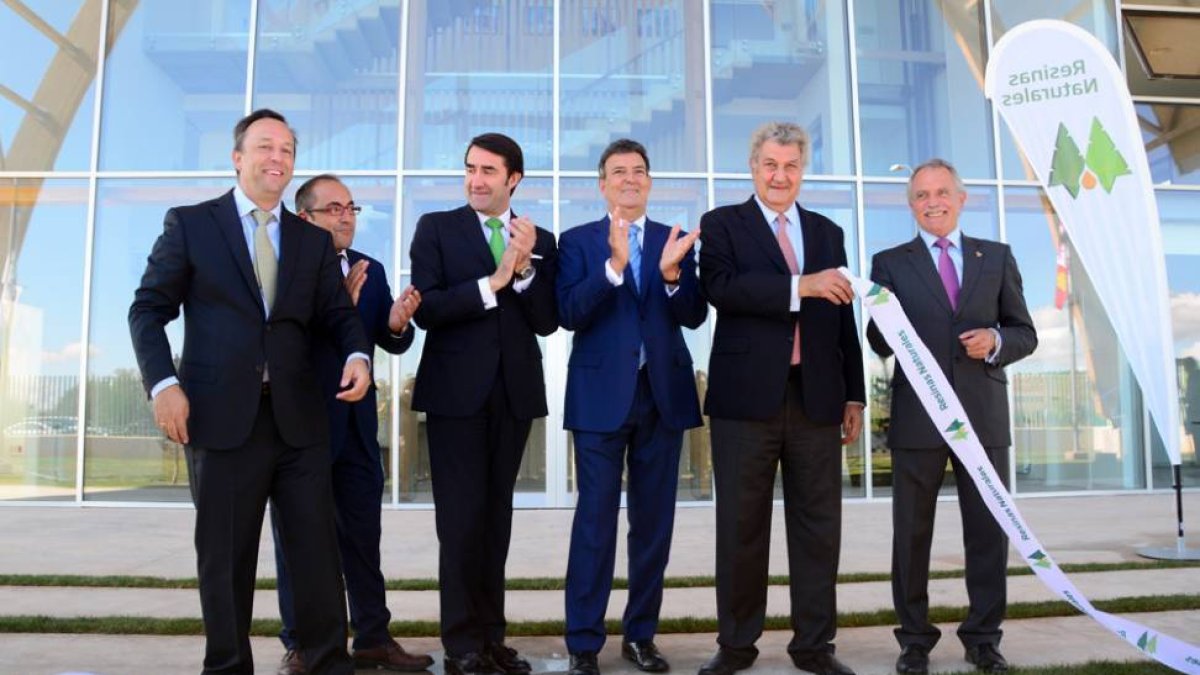 Revilla, Rey, Suárez-Quiñones, Martínez de San Vicente, Posada y De Miguel tras desatar el lazo de la cinta inaugural.-ÁLVARO MARTÍNEZ
