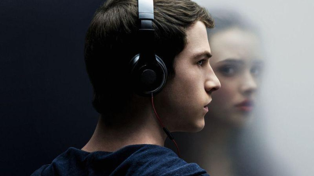 Dylan Minnette y Katherine Langford, en una imagen promocional de la producción de Netflix 'Por 13 razones'.-