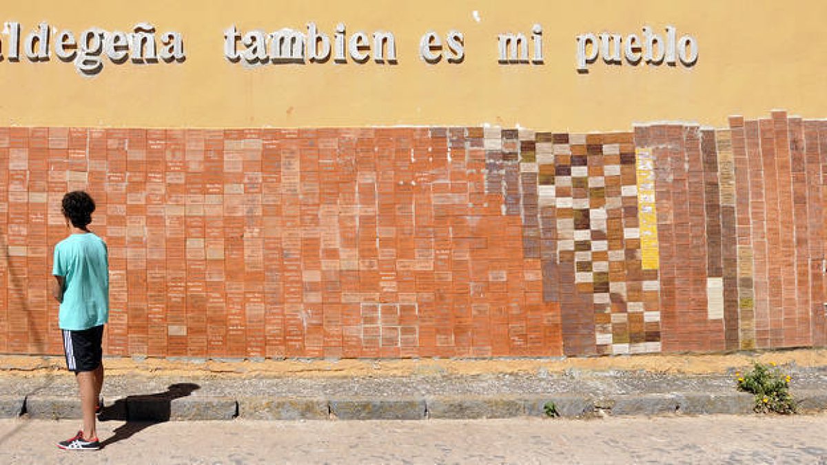 Una de las paredes que guarda los azulejos que han dejado los escolares que han pasado por el pueblo. / VALENTÍN GUISANDE-