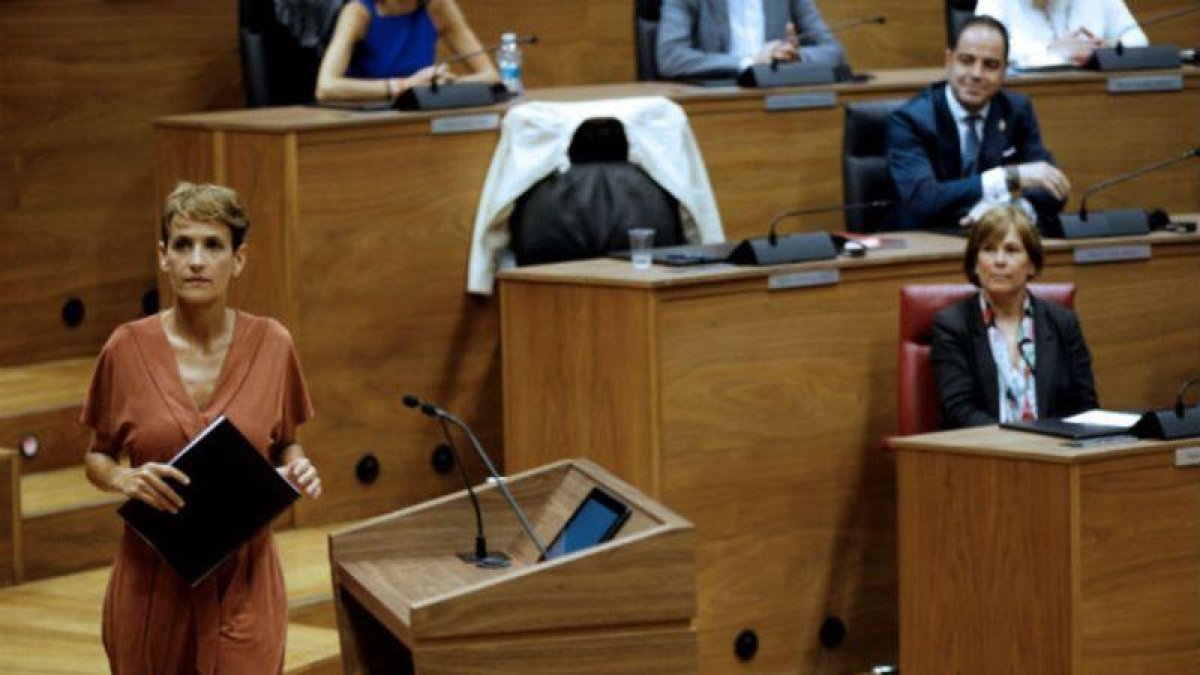 María Chivite, durante su pleno de investidura en el parlamento navarro.-EFE/ VILLAR LÓPEZ